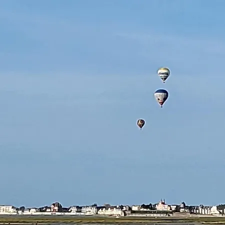 Vue Avec Grande Terrasse Sur La