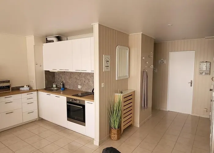 Apartment Vue Avec Grande Terrasse Sur La *